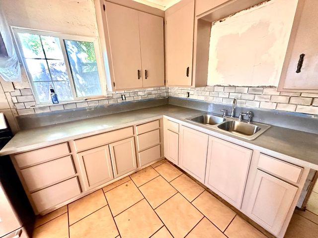 1924 Kenneth St, Modesto, CA 95351