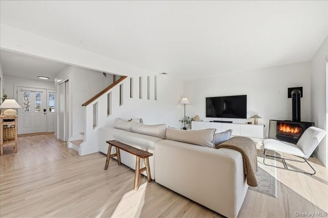 141 Annuskemunnica Road, Babylon, NY 11702