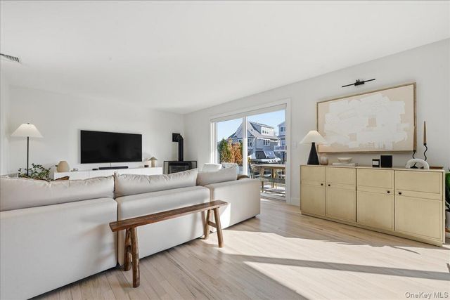 141 Annuskemunnica Road, Babylon, NY 11702