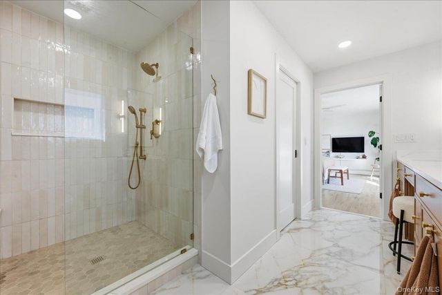 141 Annuskemunnica Road, Babylon, NY 11702