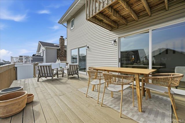 141 Annuskemunnica Road, Babylon, NY 11702