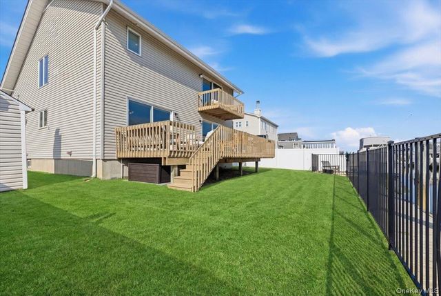 141 Annuskemunnica Road, Babylon, NY 11702