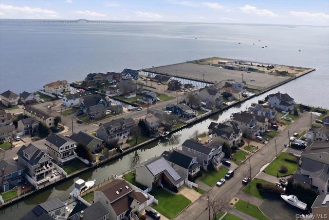 141 Annuskemunnica Road, Babylon, NY 11702