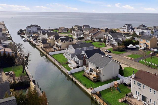 141 Annuskemunnica Road, Babylon, NY 11702