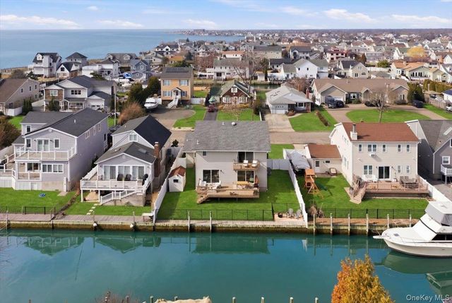 141 Annuskemunnica Road, Babylon, NY 11702