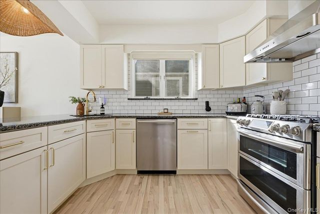 141 Annuskemunnica Road, Babylon, NY 11702