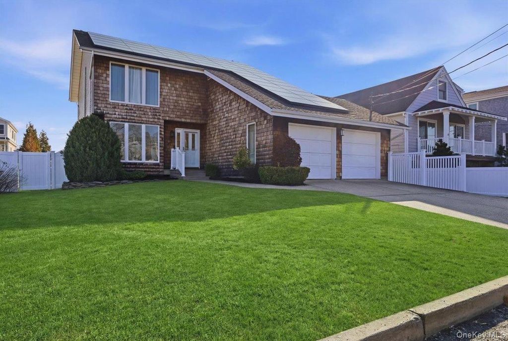 141 Annuskemunnica Road, Babylon, NY 11702