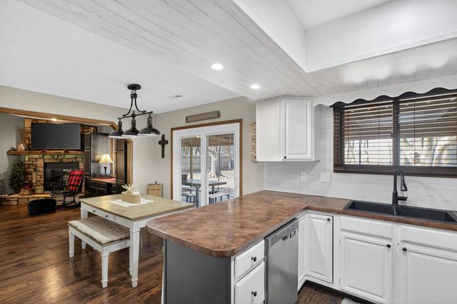 1423 N Rutgers St, Wichita, KS 67212