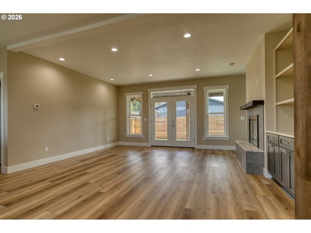 374 N 18TH St, St Helens, OR 97051