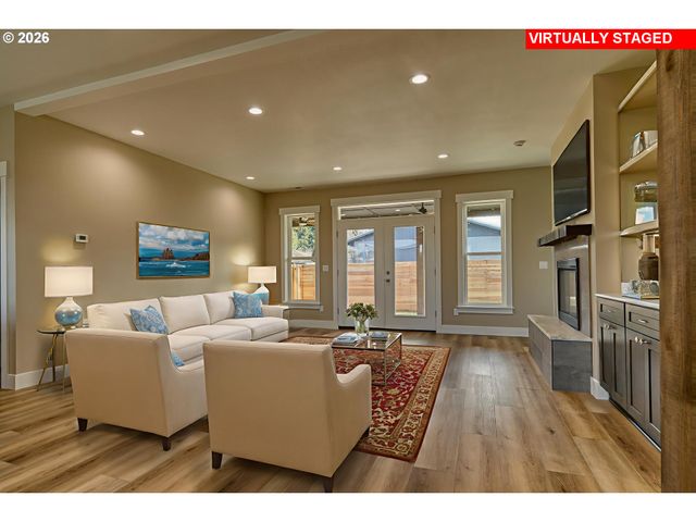 374 N 18TH St, St Helens, OR 97051