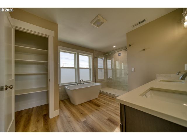 374 N 18TH St, St Helens, OR 97051