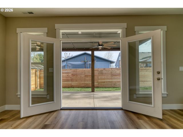 374 N 18TH St, St Helens, OR 97051