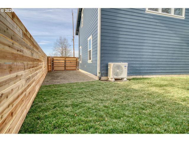 374 N 18TH St, St Helens, OR 97051