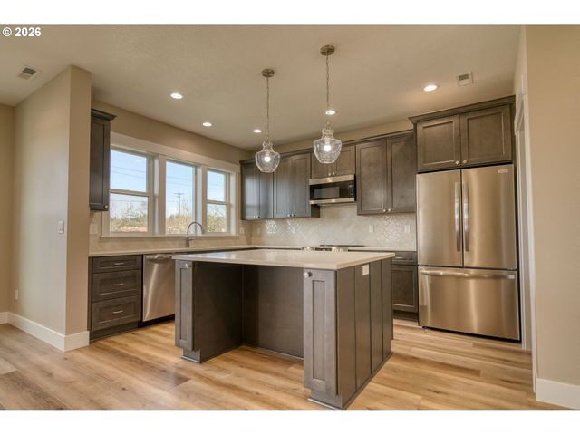 374 N 18TH St, St Helens, OR 97051