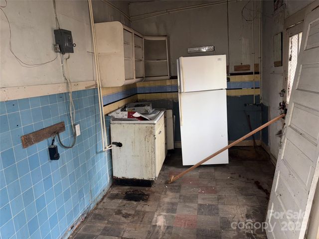 1003 3rd Avenue W, Hendersonville, NC 28739