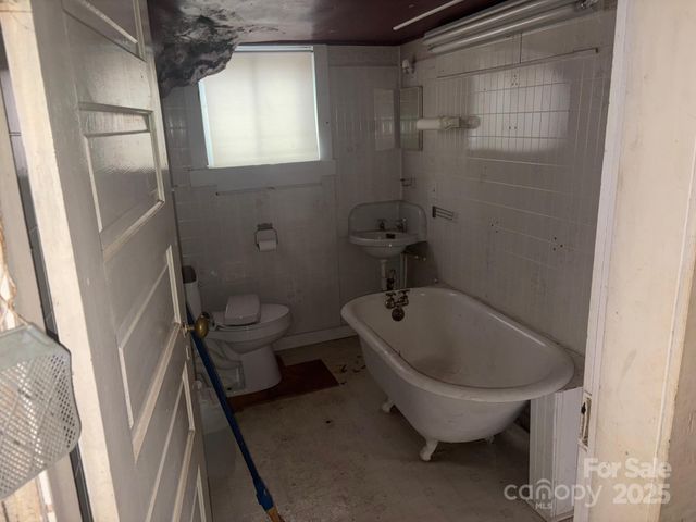 1003 3rd Avenue W, Hendersonville, NC 28739