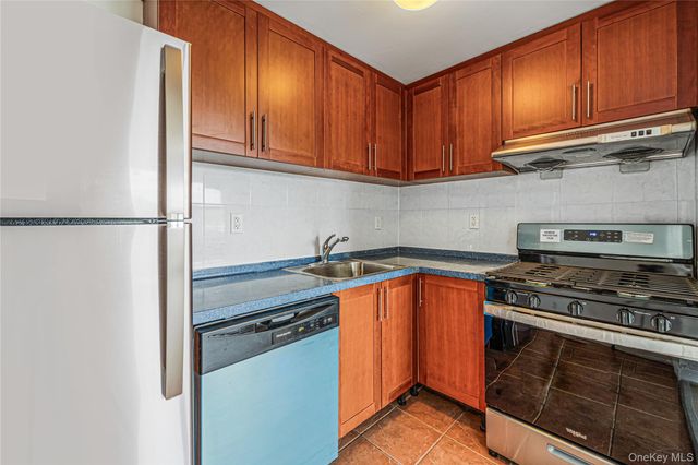 81-15 Queens Boulevard 4H, Elmhurst, NY 11373