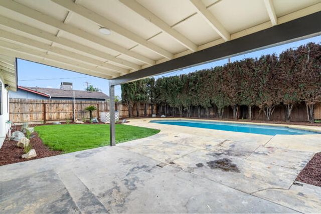 1707 W Whitendale Avenue, Visalia, CA 93277