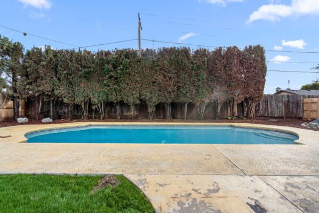 1707 W Whitendale Avenue, Visalia, CA 93277