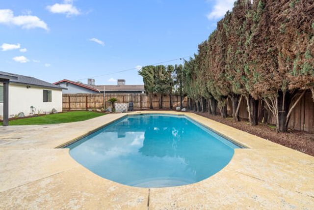 1707 W Whitendale Avenue, Visalia, CA 93277