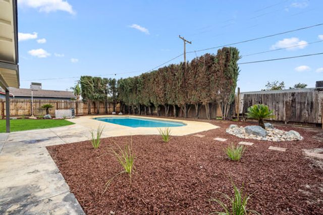 1707 W Whitendale Avenue, Visalia, CA 93277