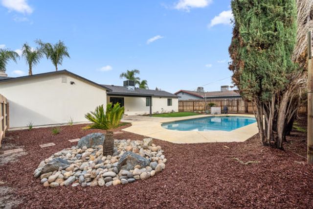 1707 W Whitendale Avenue, Visalia, CA 93277