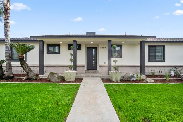 1707 W Whitendale Avenue, Visalia, CA 93277