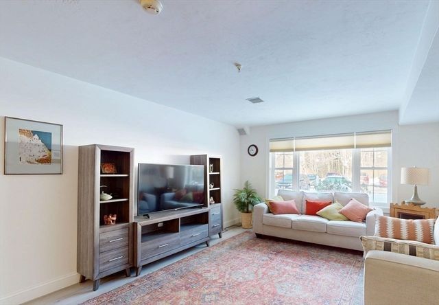 23 Greenleaves 107, Amherst, MA 01002