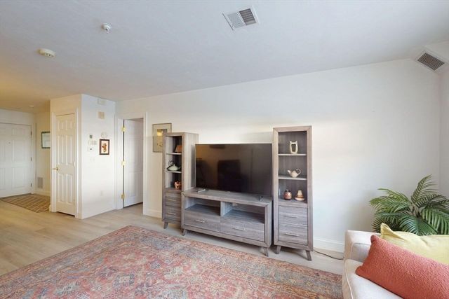 23 Greenleaves 107, Amherst, MA 01002