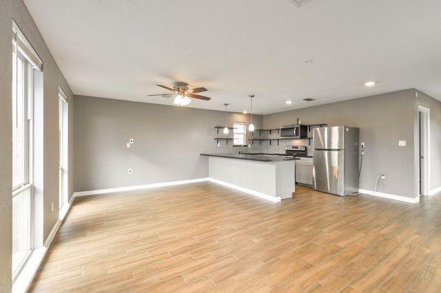 1210 Airline N, Rosharon, TX 77583