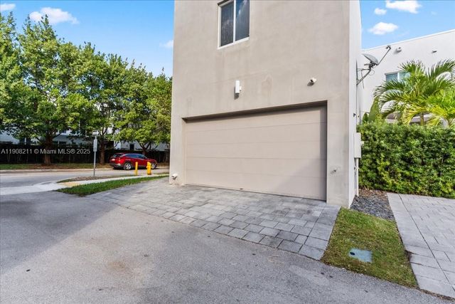 6680 NW 102nd Path, Doral, FL 33178