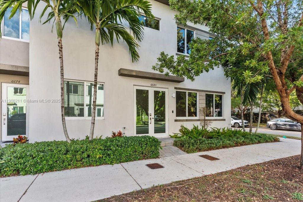 6680 NW 102nd Path, Doral, FL 33178