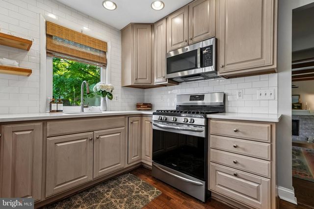 6 OLD TOWN RD, Cherry Hill, NJ 08034