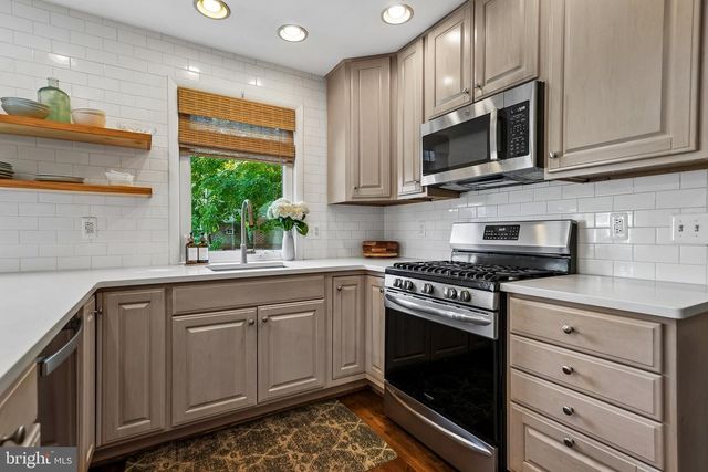 6 OLD TOWN RD, Cherry Hill, NJ 08034