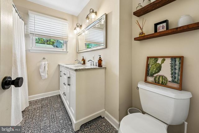 6 OLD TOWN RD, Cherry Hill, NJ 08034