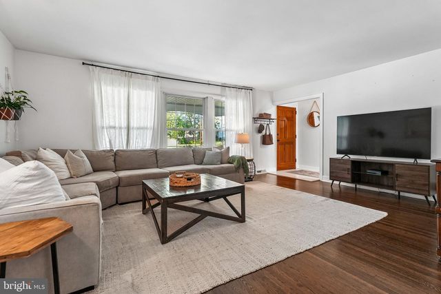 6 OLD TOWN RD, Cherry Hill, NJ 08034