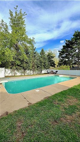 512 Hyde Avenue N, Mahtomedi, MN 55115