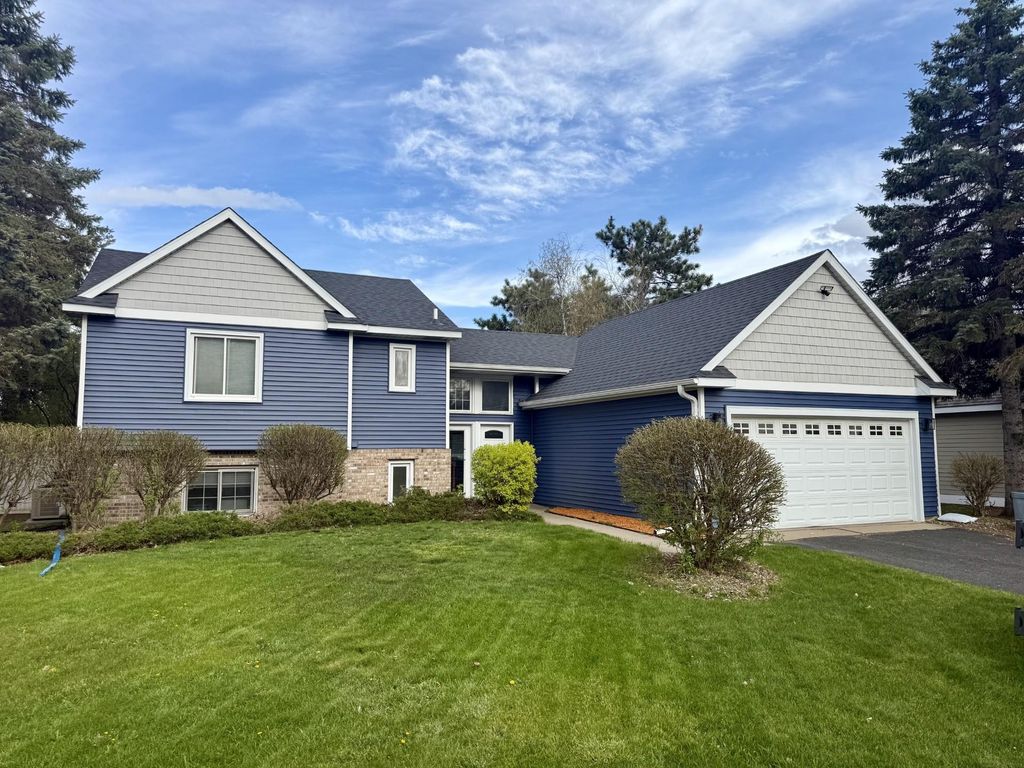 512 Hyde Avenue N, Mahtomedi, MN 55115