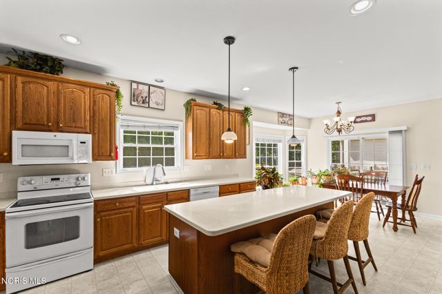 712 Whisperlake Road, Holland, OH 43528