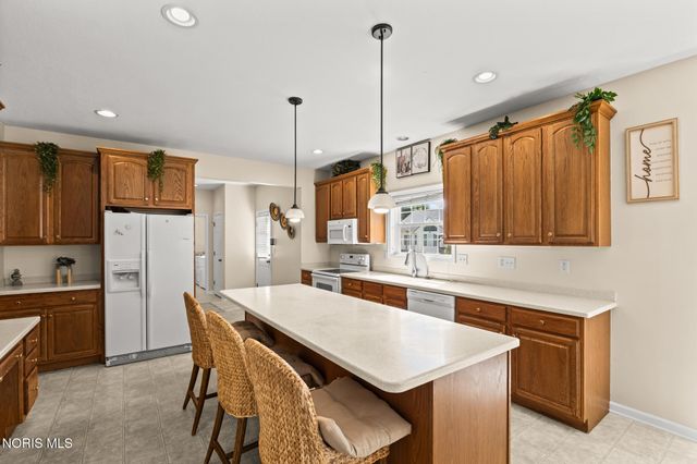 712 Whisperlake Road, Holland, OH 43528