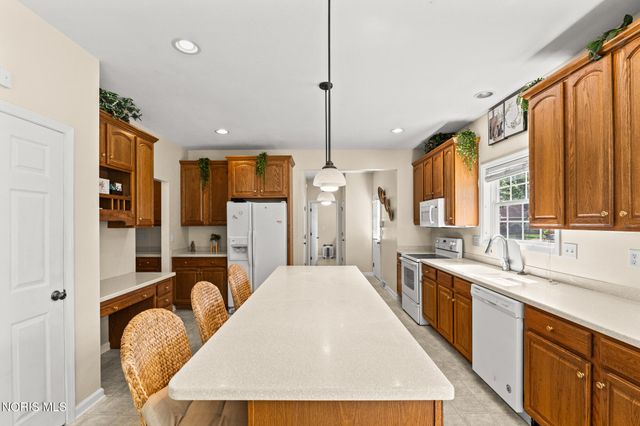712 Whisperlake Road, Holland, OH 43528