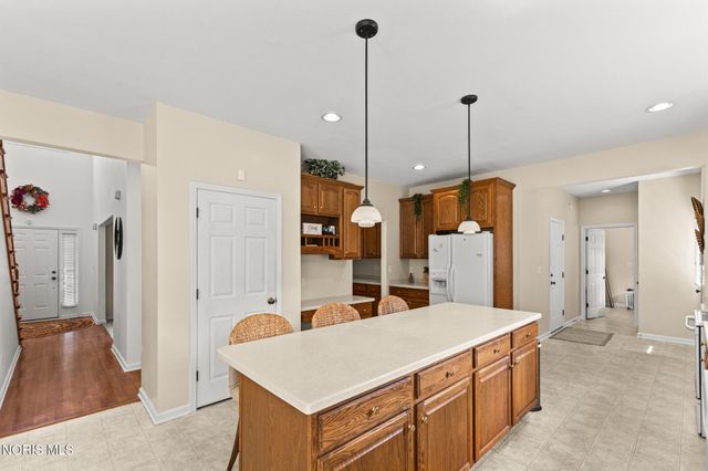 712 Whisperlake Road, Holland, OH 43528