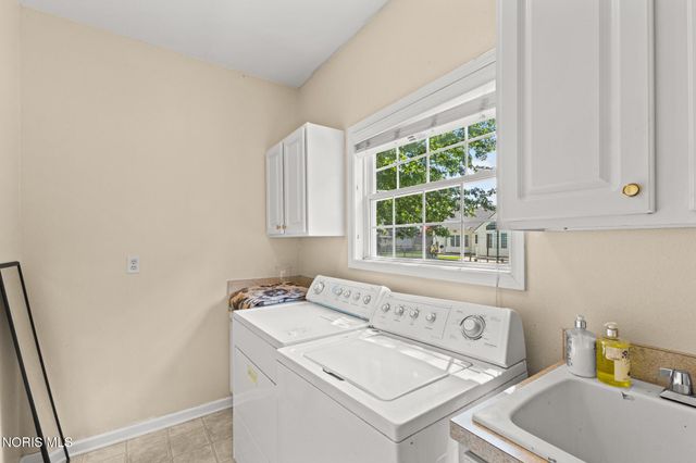 712 Whisperlake Road, Holland, OH 43528