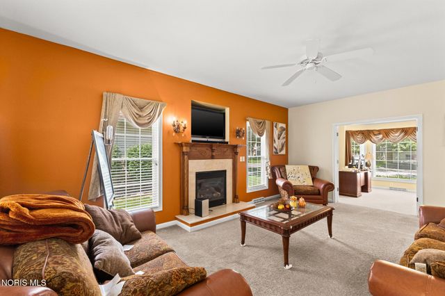 712 Whisperlake Road, Holland, OH 43528