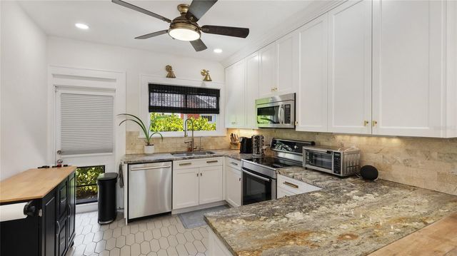2327 7TH AVENUE W, Bradenton, FL 34205