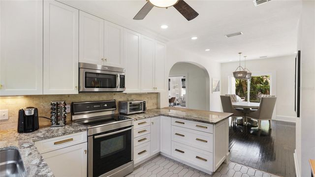 2327 7TH AVENUE W, Bradenton, FL 34205