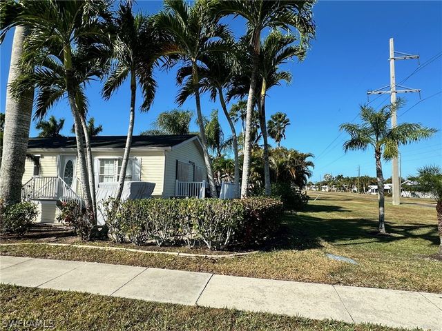 1671 Diamond Lake CIR, Naples, FL 34114