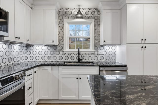 301 Carol Dr, Columbia, TN 38401