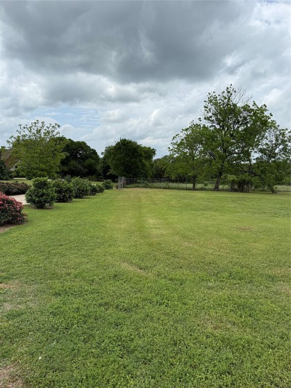 215 N Cummings Drive, Alvarado, TX 76009