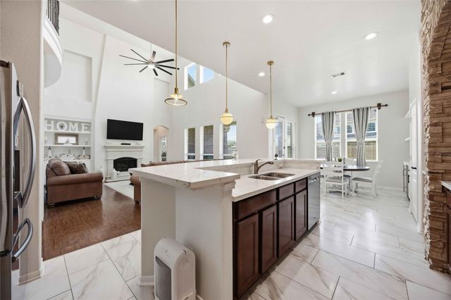 2526 Crystal Shore Drive, Rosharon, TX 77583